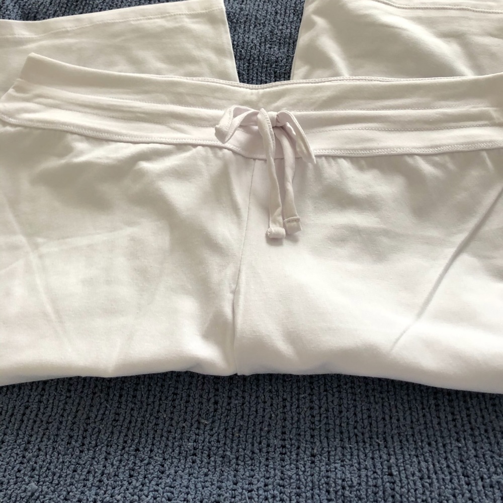 White Cotton Knit Capris ⭐️⭐️3for$25⭐️⭐️⭐️⭐️⭐️